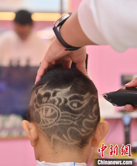 Pada 4 Februari, tukang gunting rambut di Changchun, provinsi Jilin, menggayakan rambut kanak-kanak dengan corak khas sempena Tahun Baharu Cina. (China News Service/Zhang Yao)