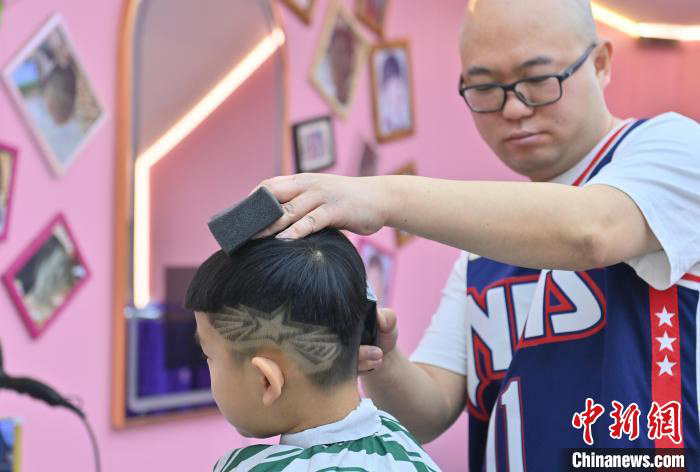 Kanak-kanak Changchun Gayakan Rambut untuk TBC