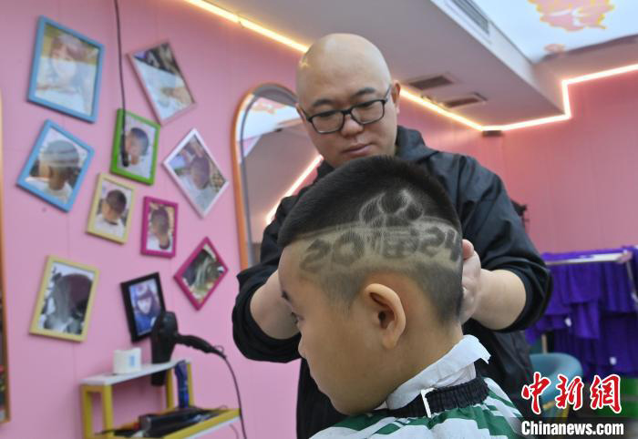 Kanak-kanak Changchun Gayakan Rambut untuk TBC