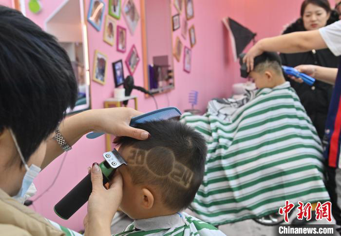 Kanak-kanak Changchun Gayakan Rambut untuk TBC