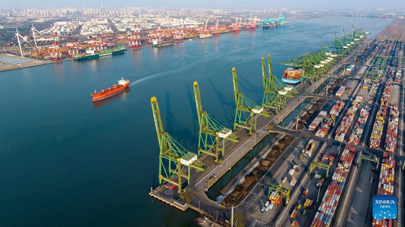 Gambar dron udara yang diambil pada 2 Februari 2024 menunjukkan sebuah kapal kargo sedang belayar di saluran utama Pelabuhan Tianjin, utara China. Pelabuhan Tianjin, yang terletak di pantai Laut Bohai, adalah pusat perkapalan utama di utara China. (Xinhua/Zhao Zishuo)