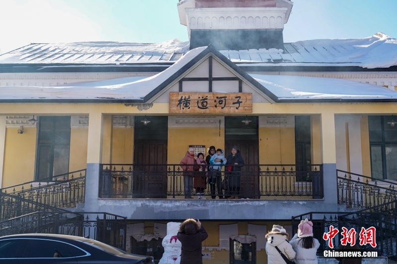 Pelancong bergambar di Stesen Kereta Api Hengdaohezi di bandar Hailin, provinsi Heilongjiang, 4 Februari 2024. (China News Service/Zhao Yuhang)