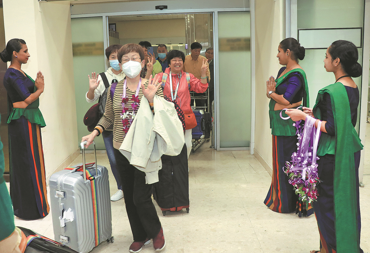 Pelancong China tiba di Lapangan Terbang Antarabangsa Bandranaike di Sri Lanka, pada 1 Mac 2023. (Foto/Xinhua)