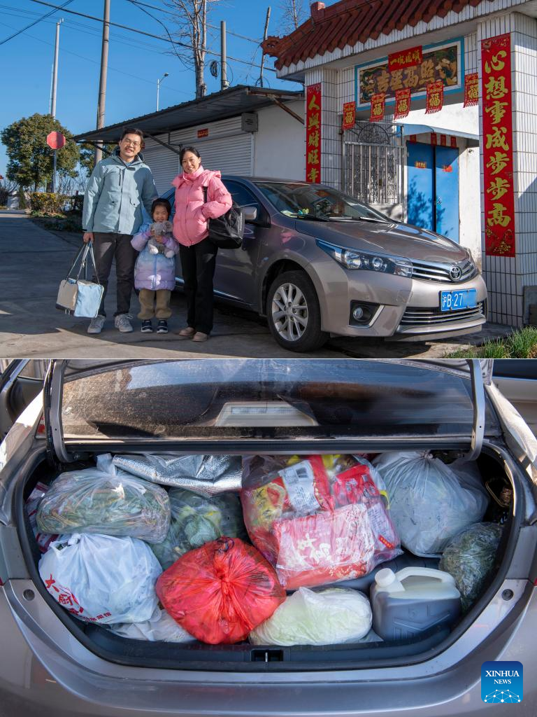 Dalam montaj bertarikh 16 Februari 2024 ini, kelihatan Zhang Xiaomeng (paling kiri) bersama isteri, He Hui dan anak, Zhang Xihe di hadapan kereta mereka (gambar atas), dan but kereta yang berisi makanan istimewa buatan sendiri (gambar bawah), di kampung Luoding, pekan Qutang di Hai’an, provinsi Jiangsu, timur China. Memandangkan cuti Tahun Baharu Cina hampir berakhir, orang di merata-rata negara bersedia untuk berangkat dari kampung halaman untuk pulang ke rumah dan tempat kerja masing-masing. (Foto oleh Xu Jingbai/Xinhua)