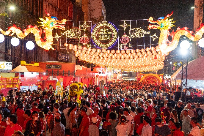 Suasana sambutan TBC penuh meriah di Jalan Yaowarat, iaitu Pekan Cina di Bangkok pada hari pertama tahun naga. (Foto ihsan Kedutaan Besar China ke Thailand) 