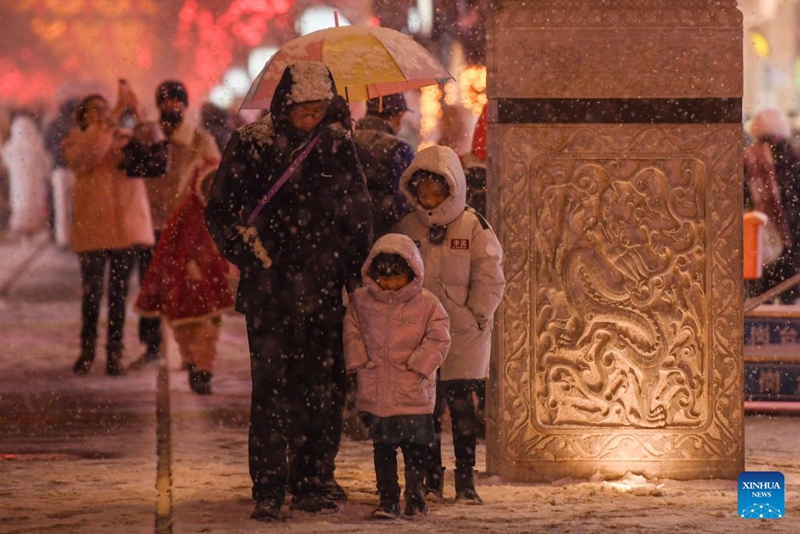 Orang bersiar-siar dalam suasana bersalji di Jalan Qianmen, Beijing, ibu negara China, 20 Februari 2024. Salji memutih menghampari Beijing pada hari Selasa. (Xinhua/Ju Huanzong)