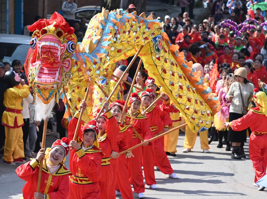 Orang Ramai Rayakan Pesta Tanglung dengan Tarian Naga