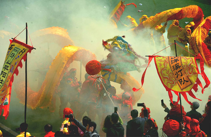 Orang Ramai Rayakan Pesta Tanglung dengan Tarian Naga