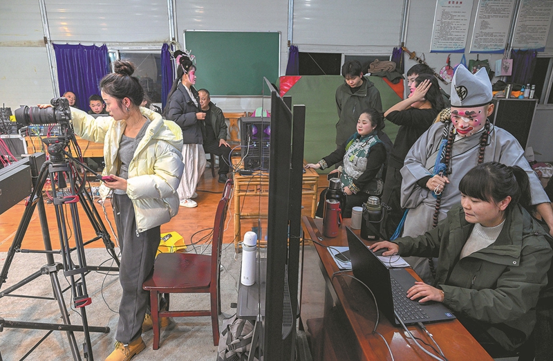 Di depan kamera strim langsung yang tersedia, pasukan produksi beraksi di dewan latihan Rombongan Huaguxi Daerah Heshan di Yiyang, provinsi Hunan. (Foto oleh Guo Liliang/For China Daily)