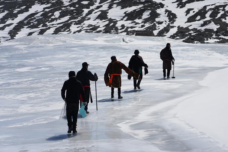 Ahli pasukan pemantau glasier bersedia untuk memantau glasier di provinsi Qinghai, barat laut China, 8 Mac 2023. (Xinhua/Chen Jie)