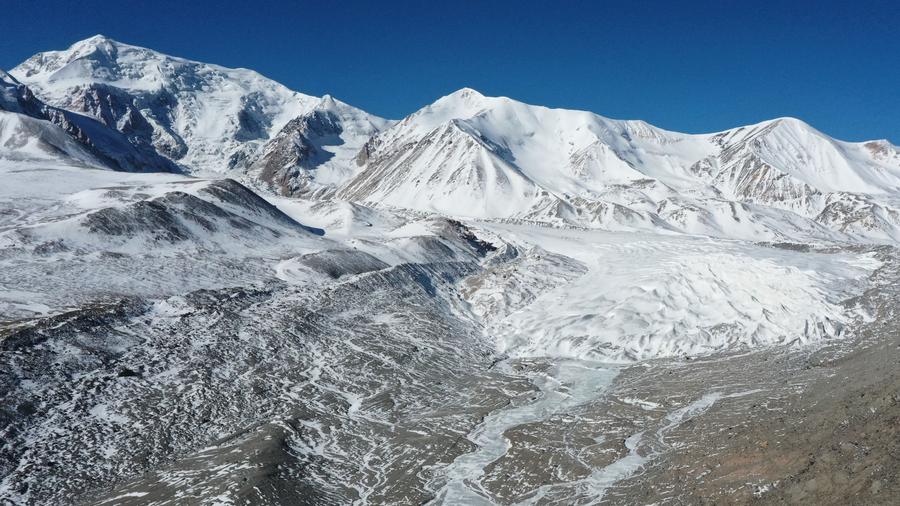 Foto dron udara menunjukkan glasier di Gunung Anyemaqen di daerah autonomi Golog Tibet di provinsi Qinghai, barat laut China, 8 Mac 2023. (Xinhua/Chen Jie)