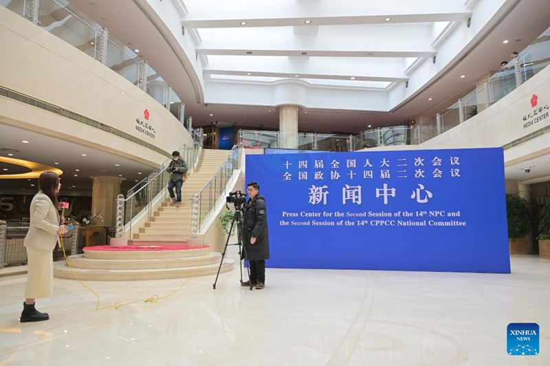 Pekerja menjalankan tugas di pusat media bagi sesi persidangan legislatif dan politik tahunan China di Beijing, 27 Februari 2024. (Xinhua/Li Xin)
