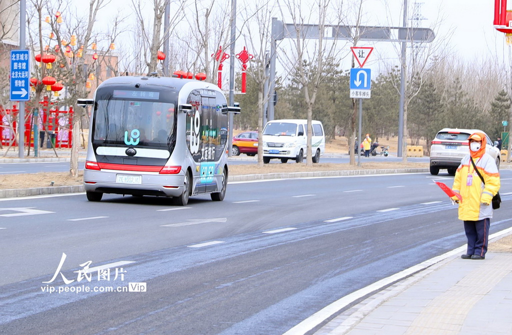Gambar yang diambil pada 4 Mac menunjukkan bas mini tanpa pemandu yang berulang-alik antara Stesen Subway Haojiafu dan Perpustakaan Beijing.