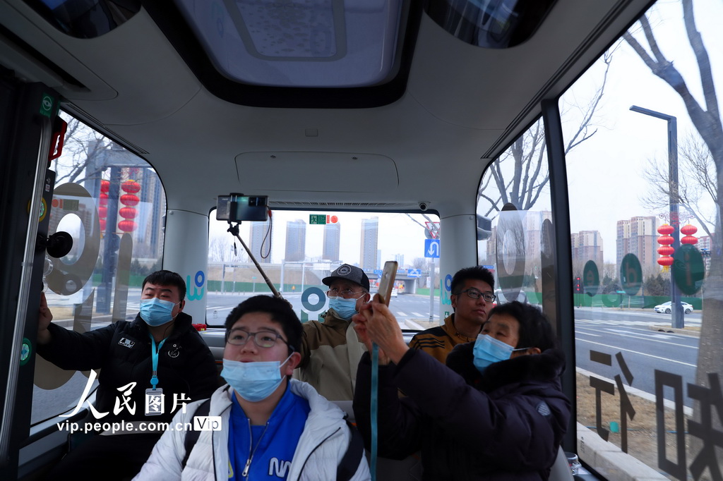 Bas Mini Tanpa Pemandu Beroperasi di Beijing
