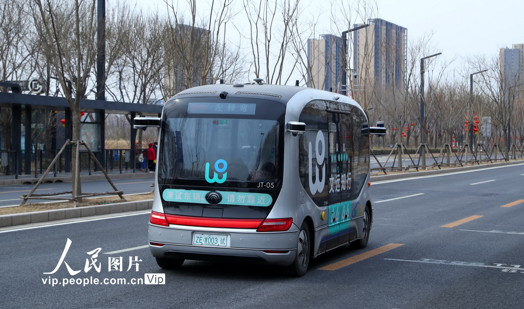 Bas Mini Tanpa Pemandu Beroperasi di Beijing