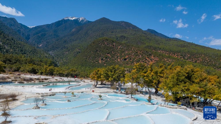 Tempat Awan Putih Jatuh ke Bumi