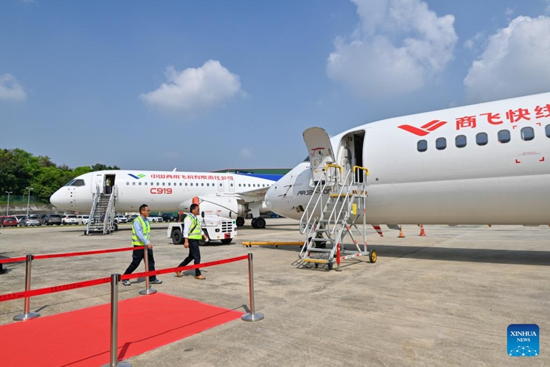 Foto yang diambil pada 13 Mac 2024 ini menunjukkan pesawat komersial ARJ21 (kanan) dan C919 buatan Commercial Aircraft Corporation of China, Ltd. (COMAC) yang dipamerkan di Lapangan Terbang Sultan Abdul Aziz Shah, Selangor. (Foto oleh Chong Voon Chung/Xinhua)