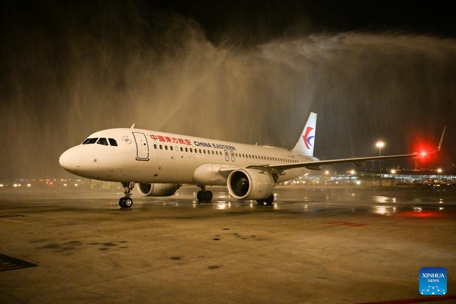 Penerbangan MU9629 kendalian China Eastern Airlines disambut dengan tembakan hormat meriam air sewaktu mendarat di Lapangan Terbang Antarabangsa Kuala Lumpur, Malaysia, 16 Mac 2024. China Eastern Airlines merasmikan penerbangan pertama Kunming-KL Sabtu lalu. (Xinhua/Cheng Yiheng)