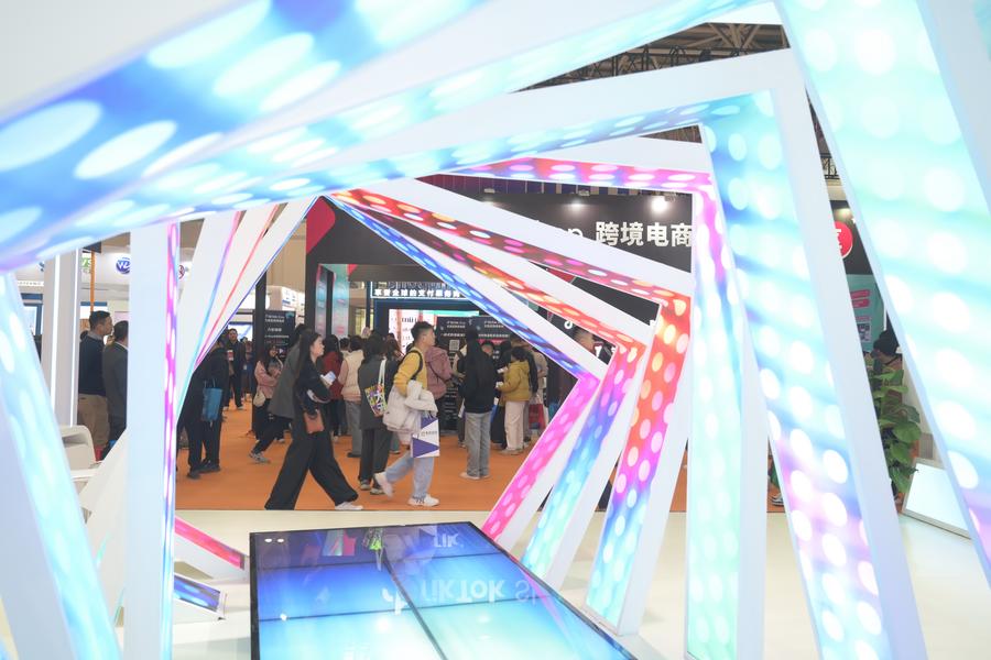 Orang ramai mengunjungi Pameran Perdagangan E-dagang Rentas Sempadan China ke-4 di Fuzhou, provinsi Fujian, tenggara China, 18 Mac 2024. (Xinhua/Lin Shanchuan)