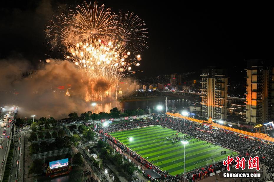 Bunga api dinyalakan di atas padang bola sepak "Cun Chao" atau “kejohanan bola sepak kampung”. (China News Service/Qu Honglun)