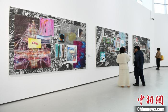 Karya seni yang dipaparkan menarik perhatian pengunjung. (China News Service/Zhou Yi)