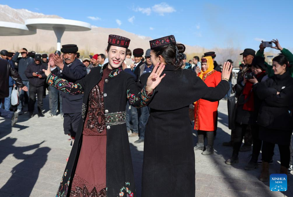 Penduduk tempatan menari di kampung Warxidi, kaunti autonomi Tajik Taxkorgan, wilayah autonomi Uygur Xinjiang, barat laut China, 19 Mac 2024. (Xinhua/Hu Huhu)