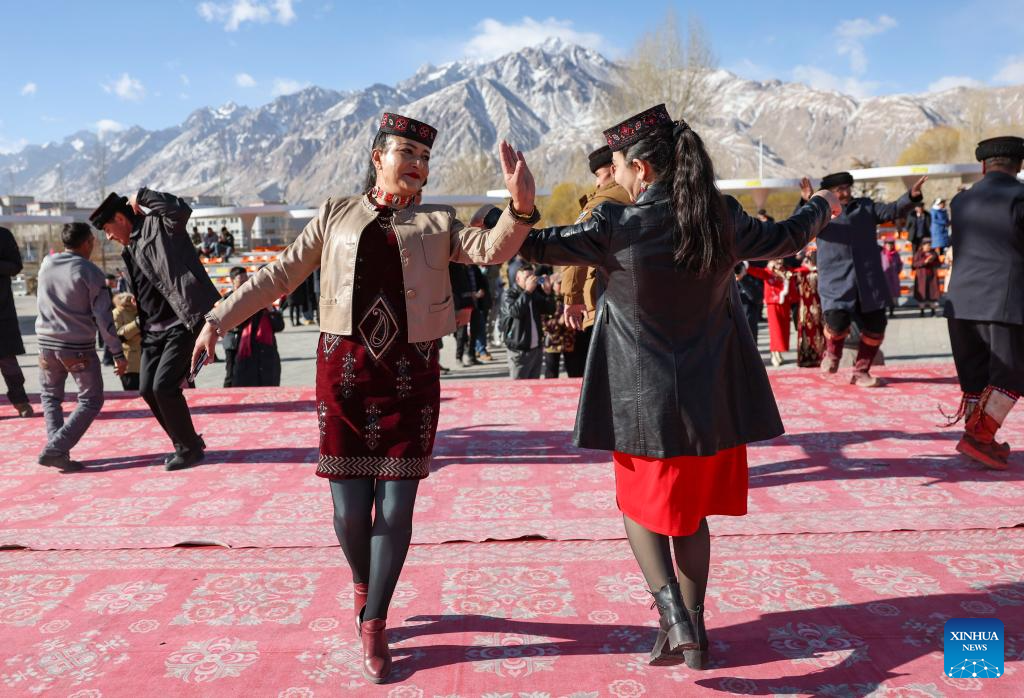 Pesta Semai, Ambil Air Disambut di Xinjiang