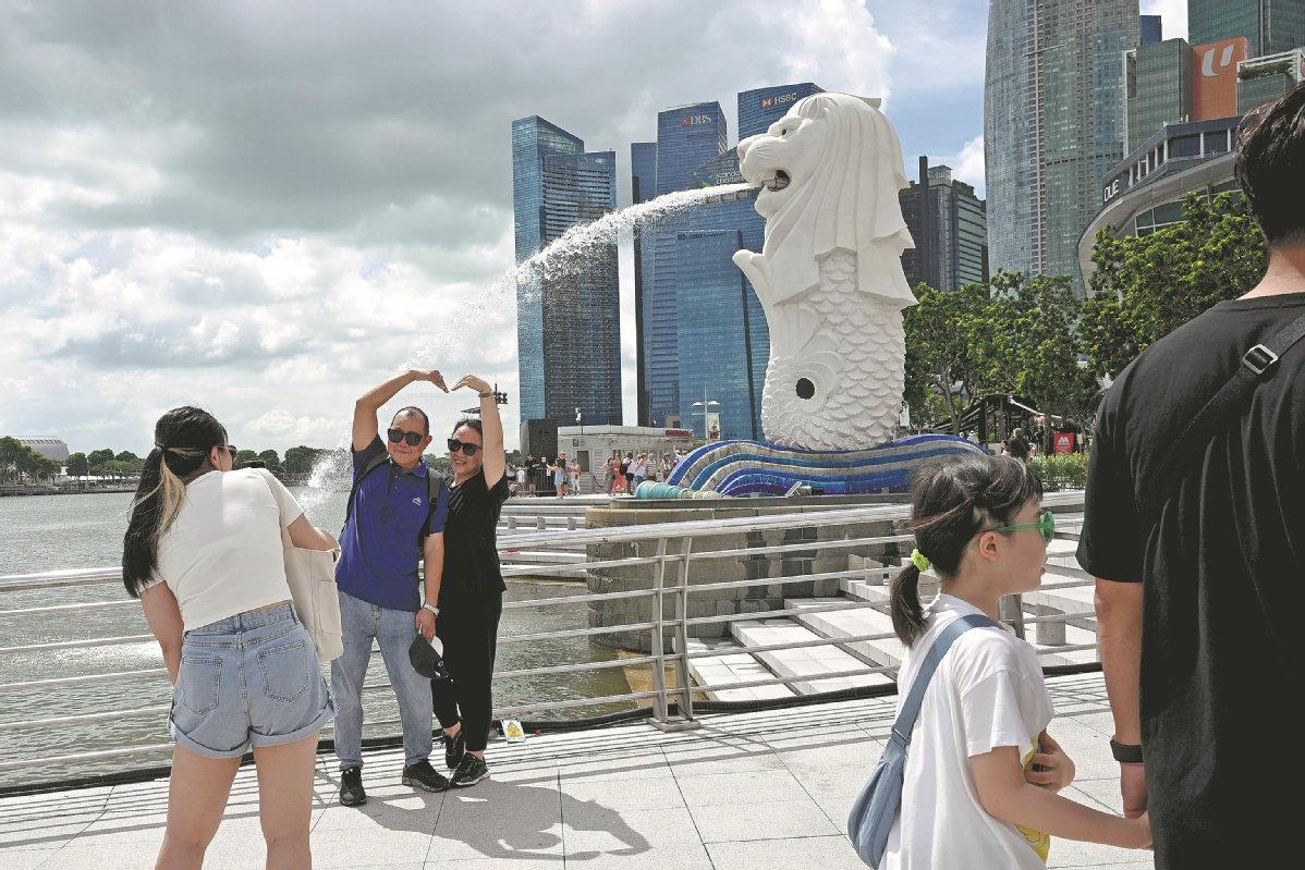 Pelancong melawat Taman Merlion di Singapura pada 21 Disember 2023. Dasar pengecualian visa dua hala yang dilaksanakan oleh China dan Singapura bermula 9 Februari 2024, akan merancakkan lagi pertukaran antara rakyat. (foto/Xinhua)