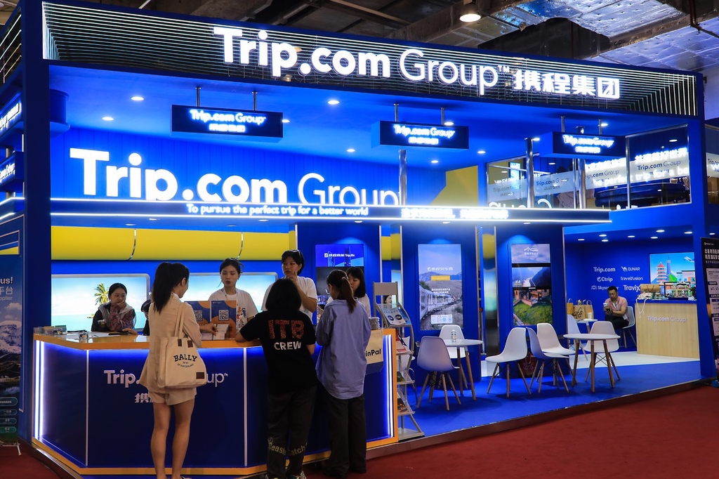 Orang ramai mengunjungi ruang pameran Trip.com pada ITB China 2023 di Shanghai pada 13 September 2023. (Foto/IC)