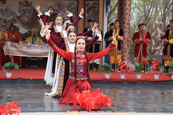 Persembahan Budaya Tradisional Etnik Uygur di Hami