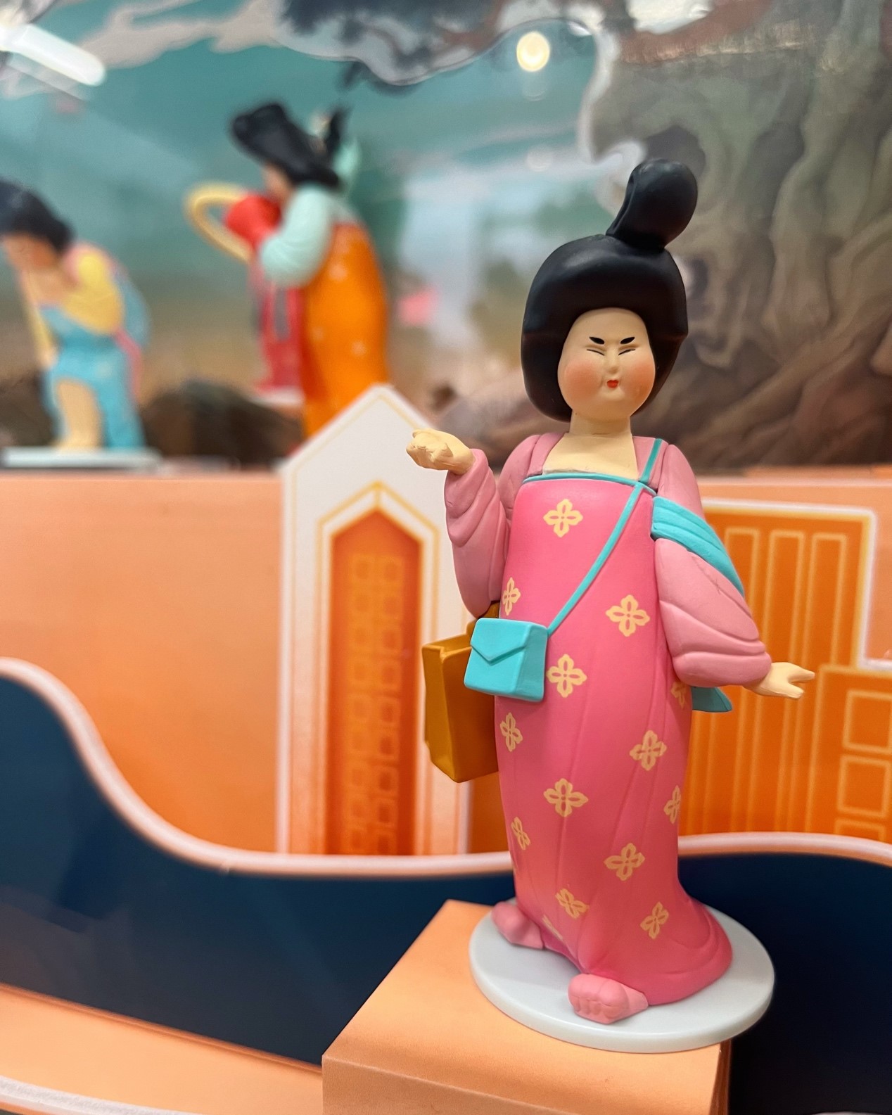 Patung mini wanita memakai hanfu Tang dari kedai cenderahati di Luoyang. (Foto oleh Chizao)