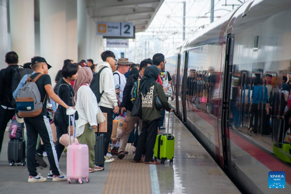 Penumpang menunggu sebelum menaiki kereta api laju unit pelbagai elektrik (EMU) di Stesen Padalarang HSR Jakarta-Bandung, Indonesia, pada 7 April 2024. (Xinhua/ Septianjar Muharam)