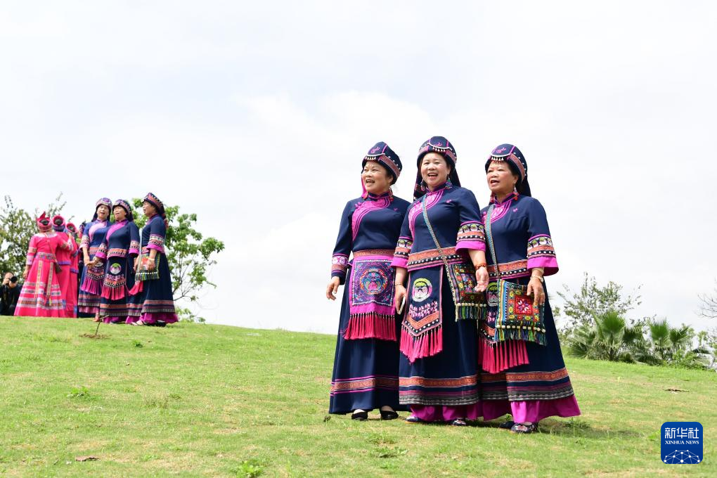 Menjelang perayaan Sanyuesan, etnik minoriti di Hechi, wilayah Guangxi, pada 8 April turut menyanyikan lagu rakyat tempatan. (Xinhua/Liao Guangfu)