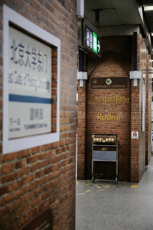 Peminat Harry Potter Teruja Naiki Platform 9¾ di Beijing