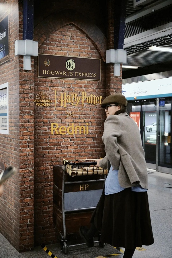 Peminat Harry Potter Teruja Naiki Platform 9¾ di Beijing