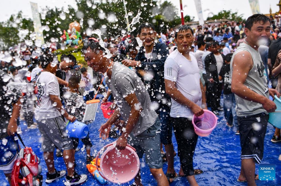 Orang Ramai Sambut Pesta Songkran di Yunnan