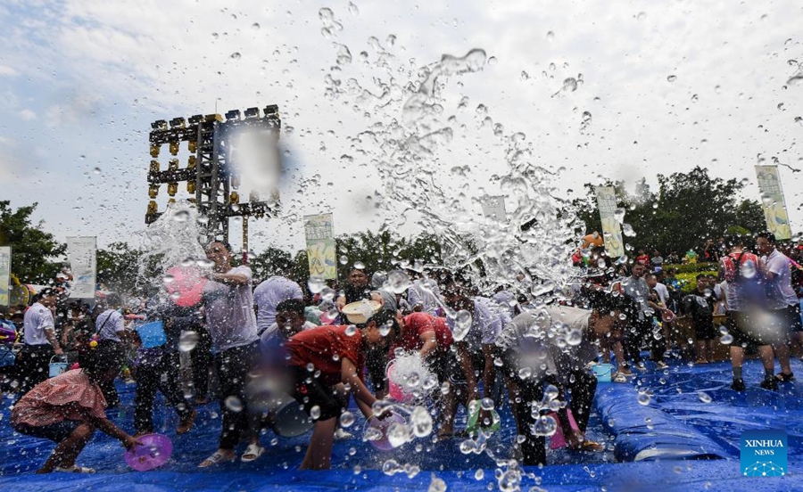 Orang Ramai Sambut Pesta Songkran di Yunnan