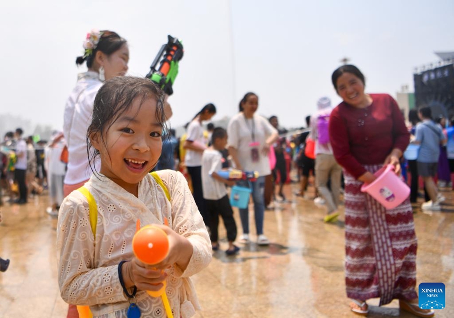 Orang Ramai Sambut Pesta Songkran di Yunnan