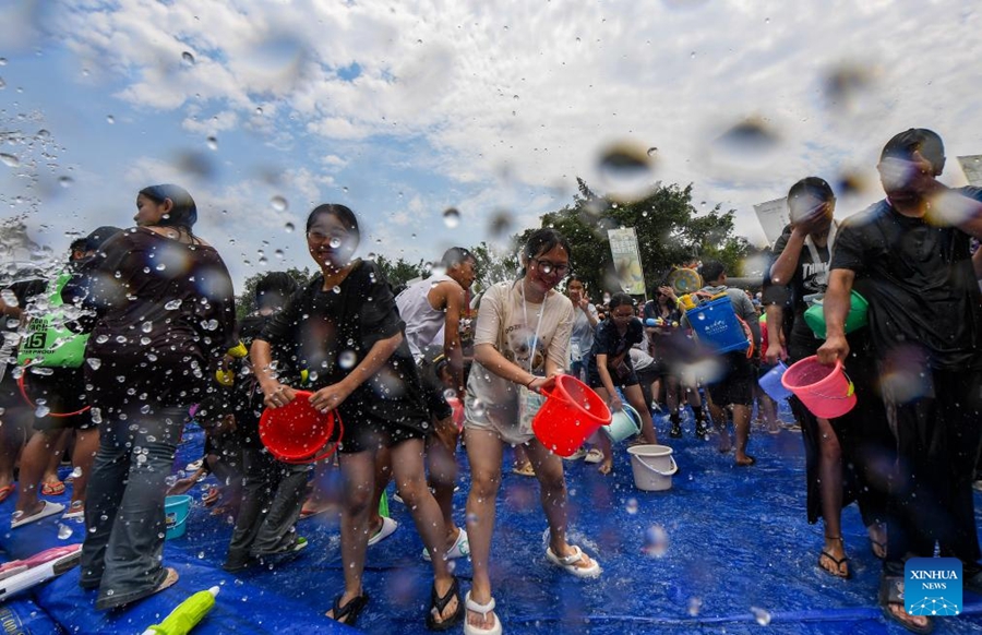 Orang Ramai Sambut Pesta Songkran di Yunnan