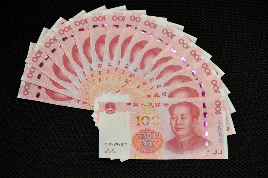 Foto diambil pada 12 November 2015, memperlihatkan wang kertas 100 yuan yang baharu dikeluarkan di Beijing, ibu negara China. (Xinhua/Li Xin)