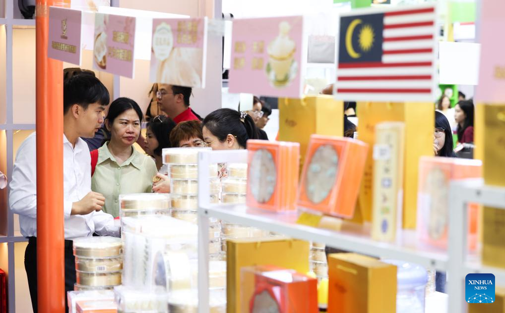 Pengunjung melihat produk-produk dari Malaysia pada Ekspo Produk Pengguna Antarabangsa China (CICPE) keempat di Haikou, ibu kota Provinsi Hainan, di selatan China. Berlangsung dari 13 hingga 18 April, ekspo yang bertemakan “Kongsi Peluang Terbuka, Bersama Bina Kehidupan Lebih Baik” itu menarik penyertaan banyak syarikat dari negara-negara terlibat Inisiatif Jalur dan Laluan (BRI). (Xinhua/Yang Guanyu)