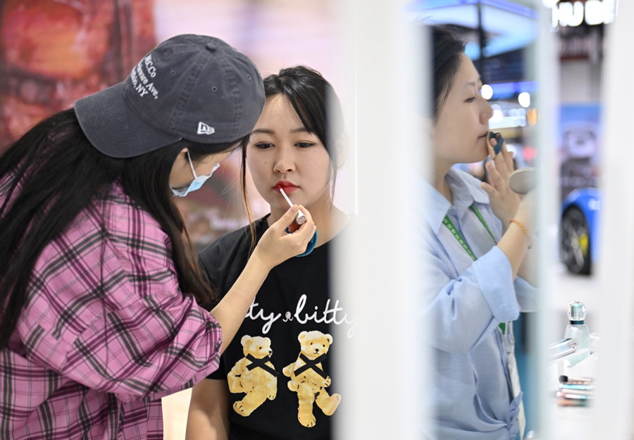 Pengunjung mencuba produk persolekan semasa Ekspo Produk Pengguna Antarabangsa China (CICPE) di Haikou, ibu provinsi Hainan, selatan China, pada 15 April 2024. (foto/Xinhua) 