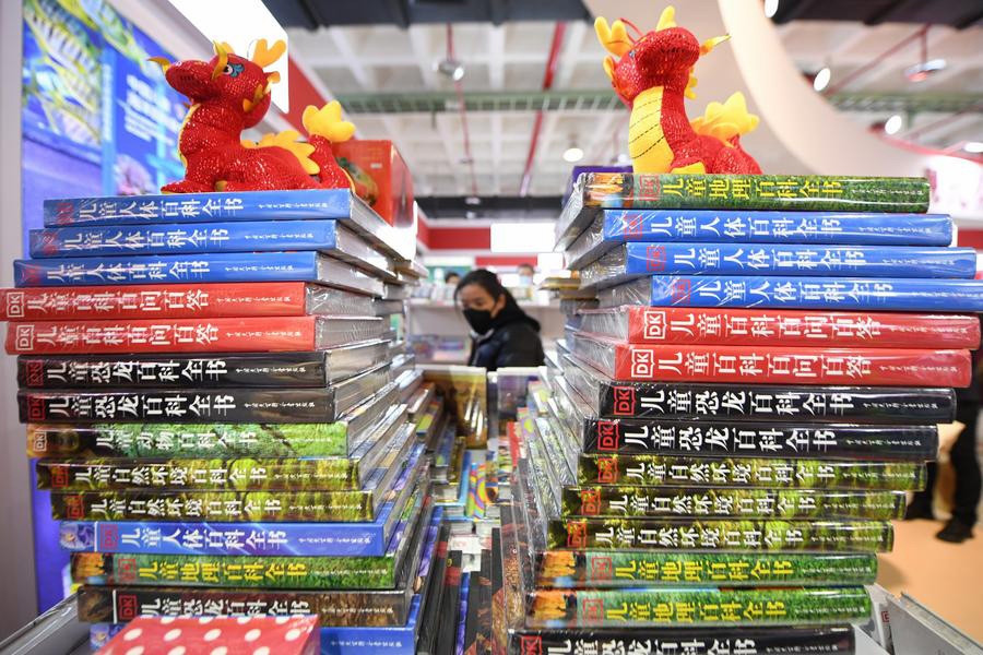 Seorang wanita melawat Pesta Buku Beijing 2024 di Beijing, ibu negara China, 11 Januari 2024. (Xinhua/Ju Huanzong))
