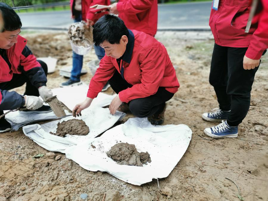 Gambar fail yang diambil pada 2020 ini menunjukkan Profesor Pei Xiangjun dan pasukannya memberikan panduan tentang penggunaan tanah substrat untuk pemulihan ekologi di kawasan yang dilanda gempa bumi di kawasan pemandangan Jiuzhaigou di Provinsi Sichuan, barat daya China. (foto/Xinhua)