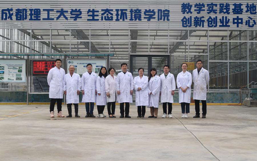 Profesor Pei Xiangjun (tengah) dan pasukannya mengambil gambar berkumpulan di kampus Universiti Teknologi Chengdu di Provinsi Sichuan, barat daya China, pada 20 April 2024. (Xinhua/Liu Kun)