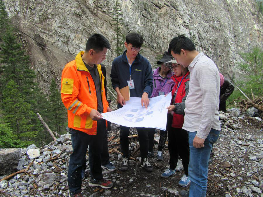 Gambar fail yang diambil pada 2018 ini menunjukkan Profesor Pei Xiangjun (kiri) dan pasukannya menjalankan tinjauan di kawasan yang dilanda gempa bumi di kawasan pemandangan Jiuzhaigou di Provinsi Sichuan, barat daya China. (foto/Xinhua)