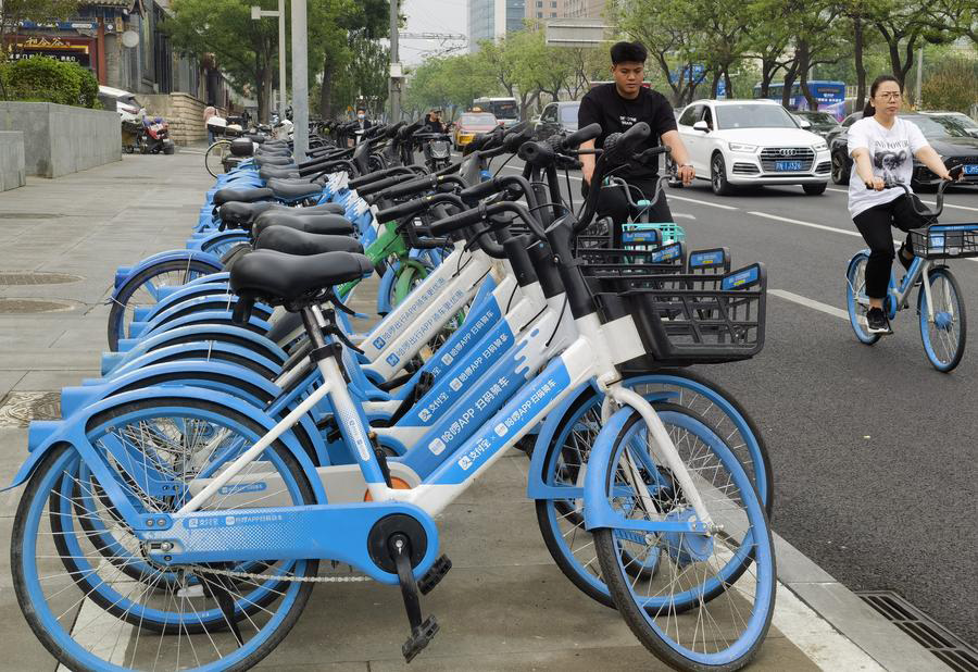 Gambar deretan basikal kongsi Hellobike dan orang awam yang menunggangnya di Beijing, ibu negara China, pada 22 April 2024.