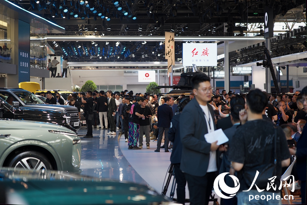 Auto Beijing 2024 menarik ramai orang datang berkunjung. (People’s Daily Online/Che Kemeng)