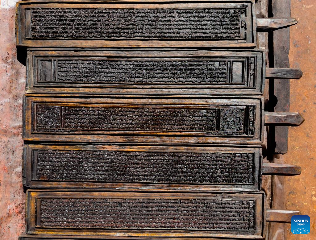  Foto bertarikh 3 Oktober 2021 ini menunjukkan plat cetakan kayu di Rumah Percetakan Dege Sutra di Daerah Dege, Wilayah Autonomi Tibet Ganzi, Provinsi Sichuan, barat daya China. (Xinhua/Shen Bohan)