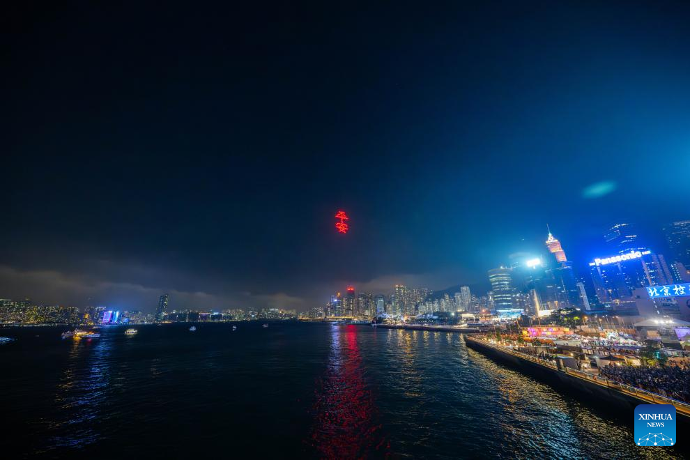 Pertunjukan Cahaya Dron Tampilkan Budaya Tradisional China di HK